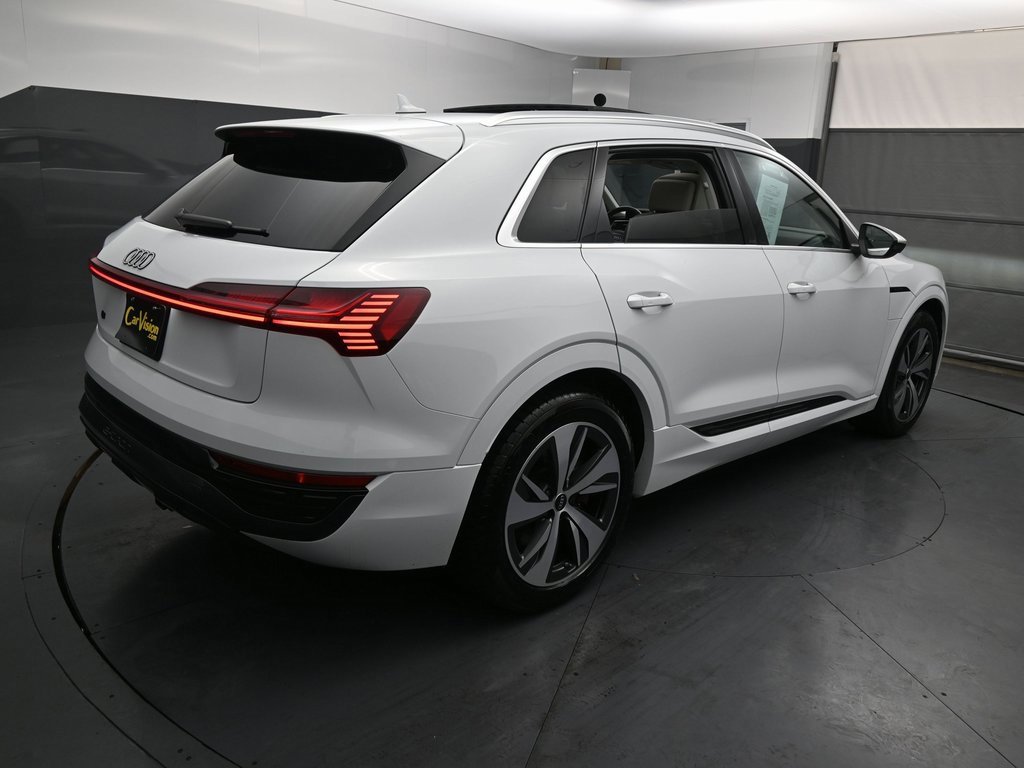 Used 2024 Audi Q8 e-tron Premium image 11
