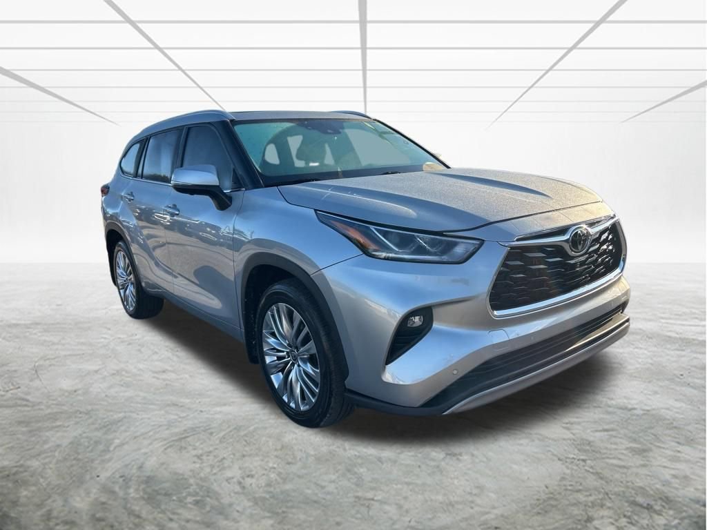 Used 2024 Toyota Highlander Platinum FWD image 2
