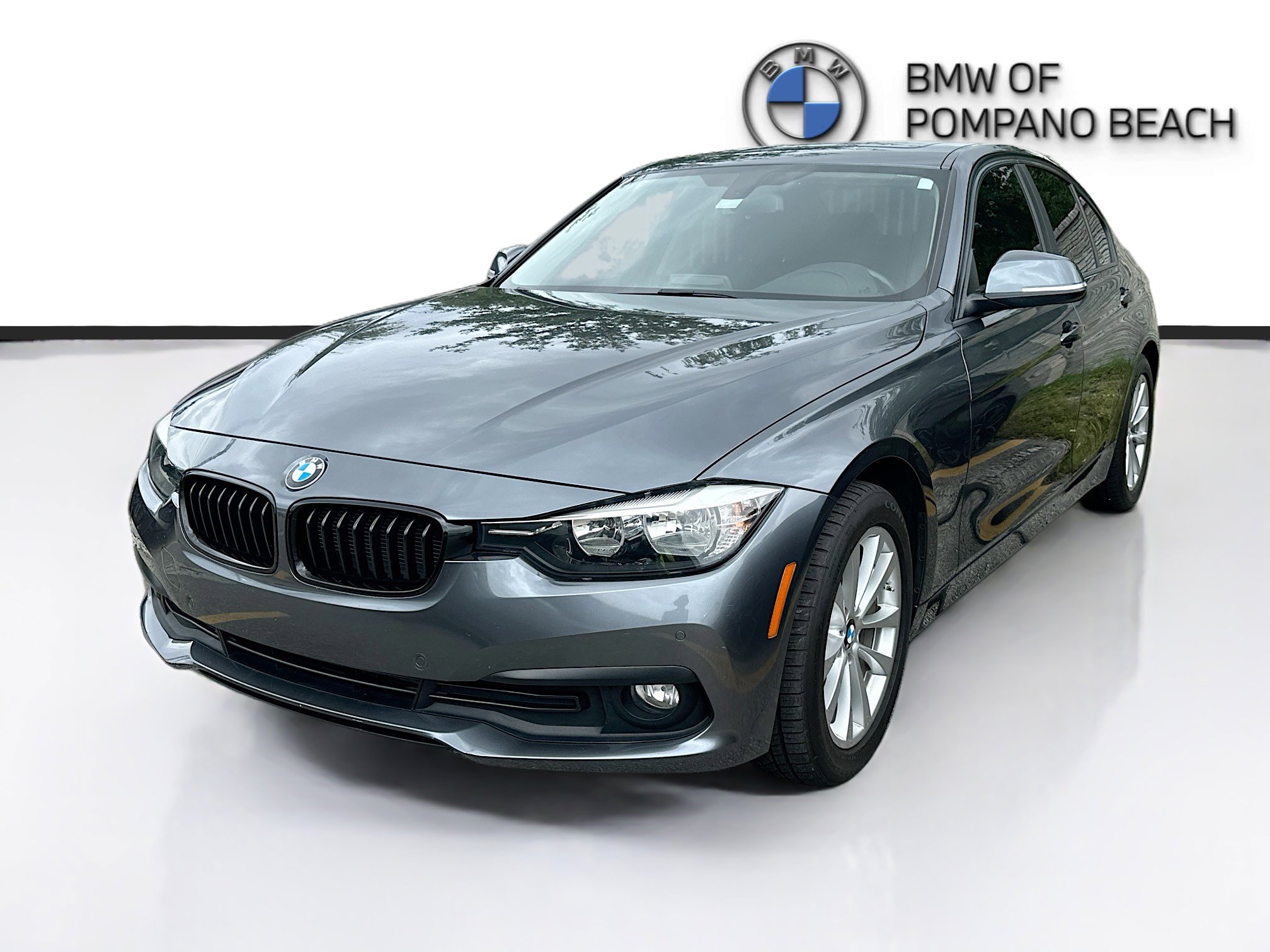 Used 2017 BMW 320i Sedan RWD image 3