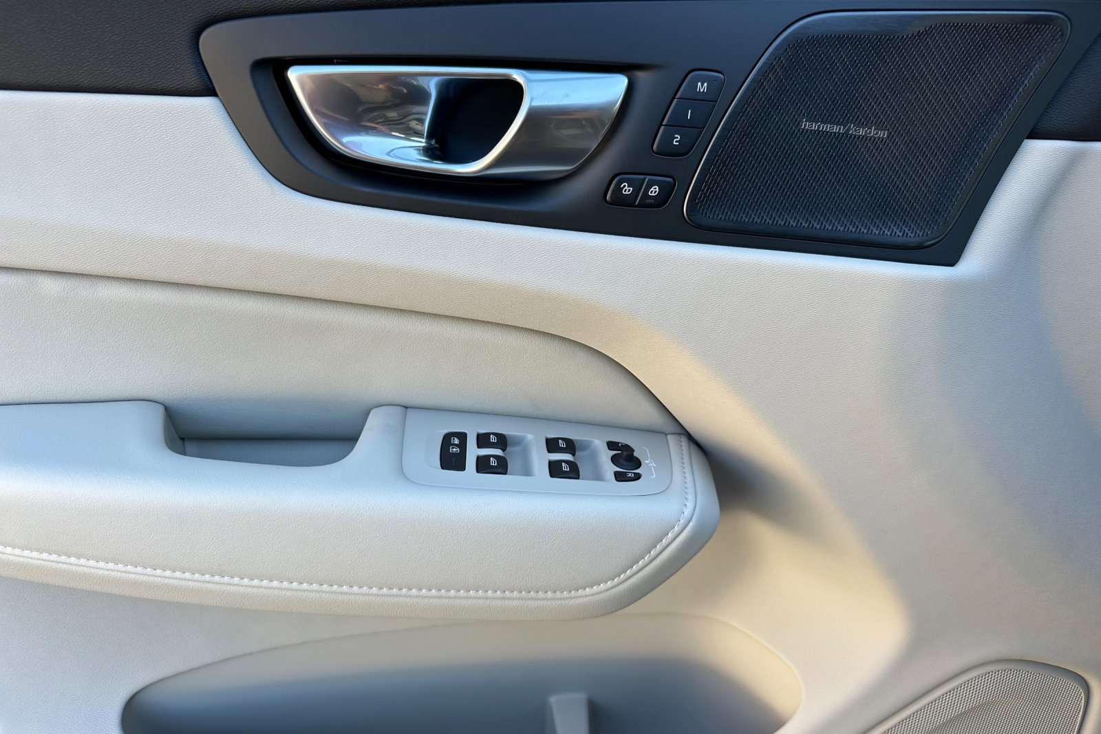 New 2026 Volvo XC60 B5 Ultra w/ Climate Package image 9