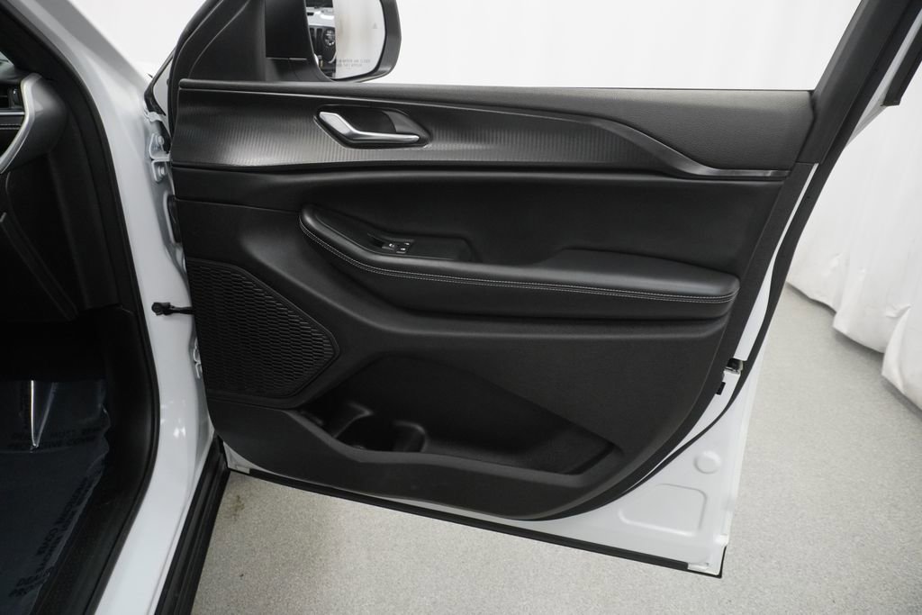 Certified 2024 Jeep Grand Cherokee Laredo X image 46