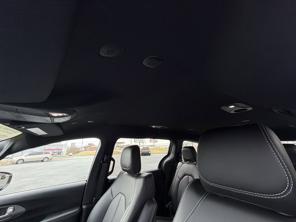Used 2025 Chrysler Voyager LX image 27