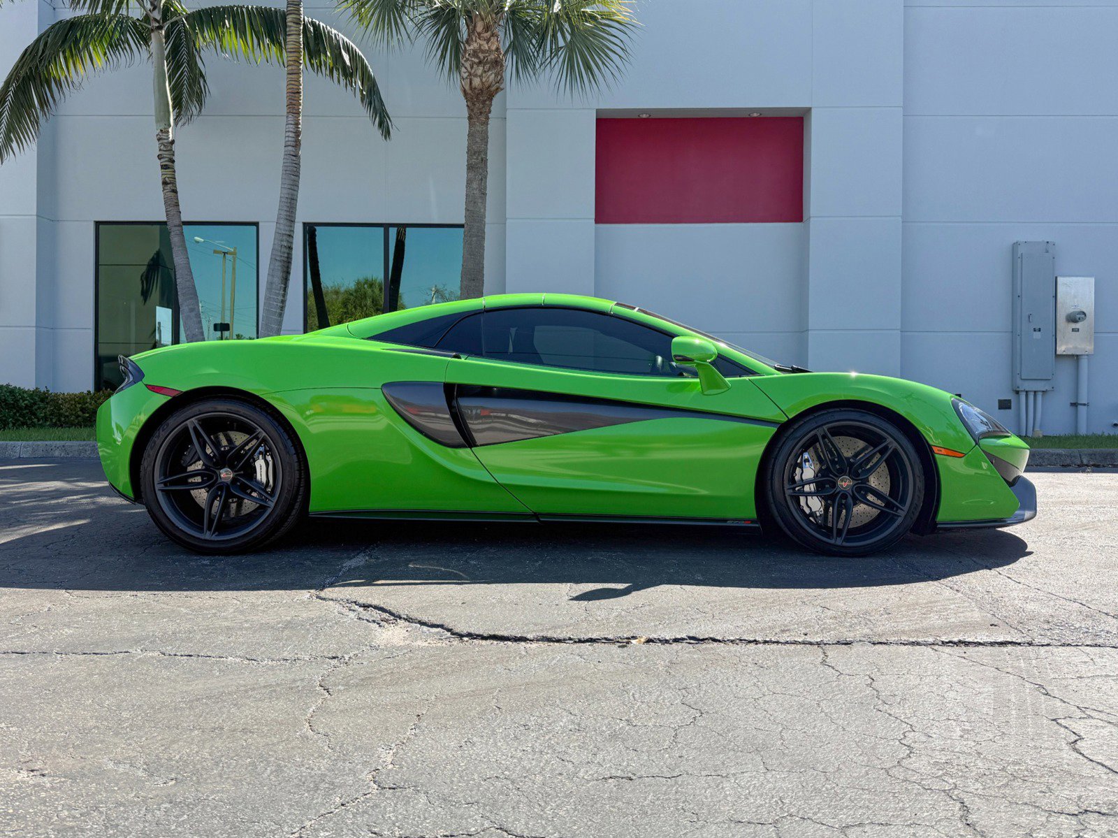 Used 2018 McLaren 570S Spider image 23
