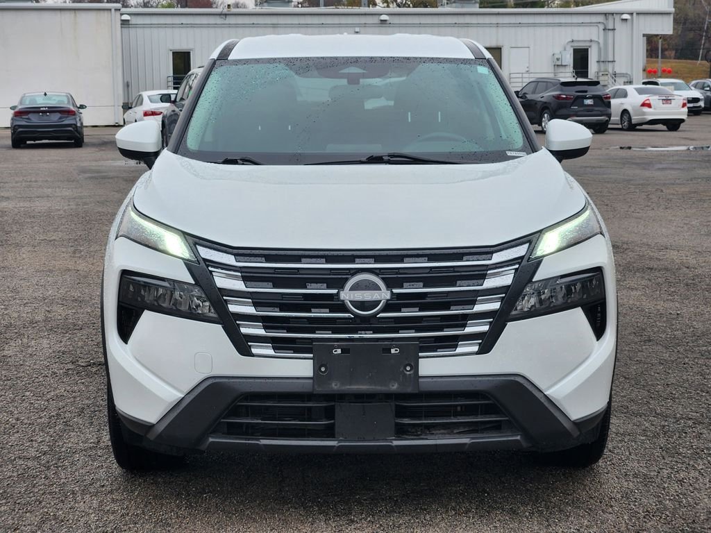 Used 2024 Nissan Rogue SV image 2