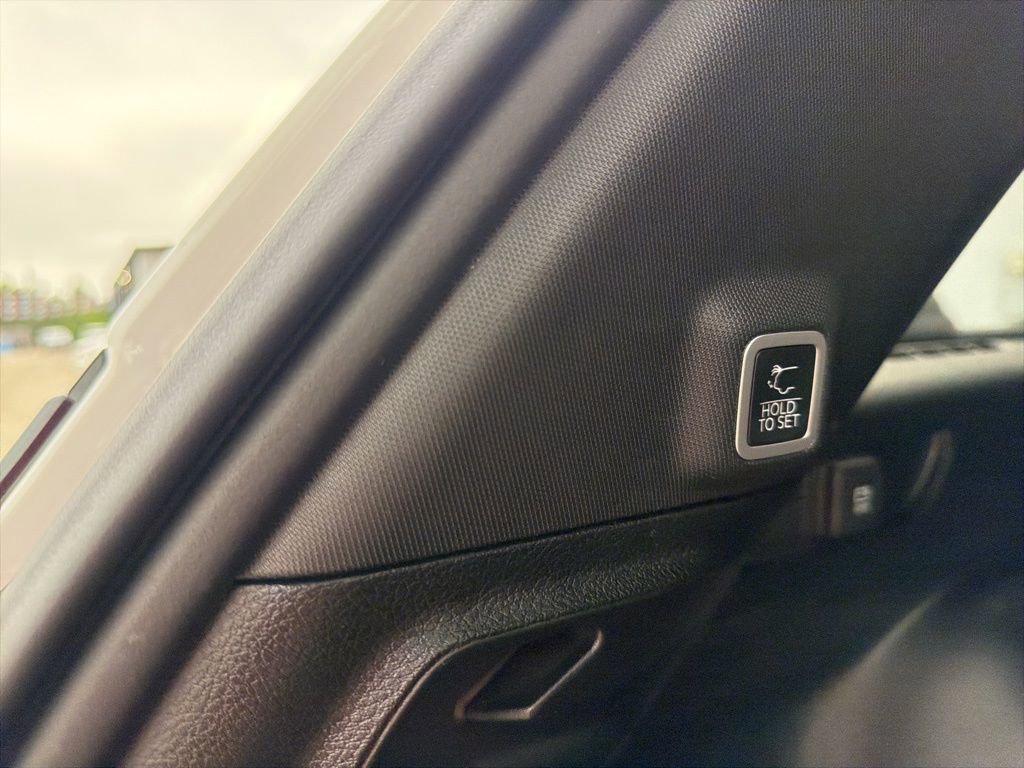 Used 2023 Jeep Grand Cherokee Altitude RWD image 10
