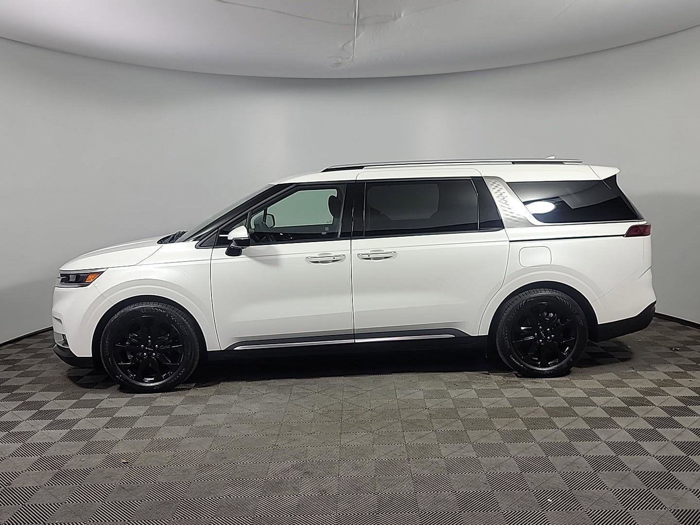 Used 2024 Kia Carnival SX image 11