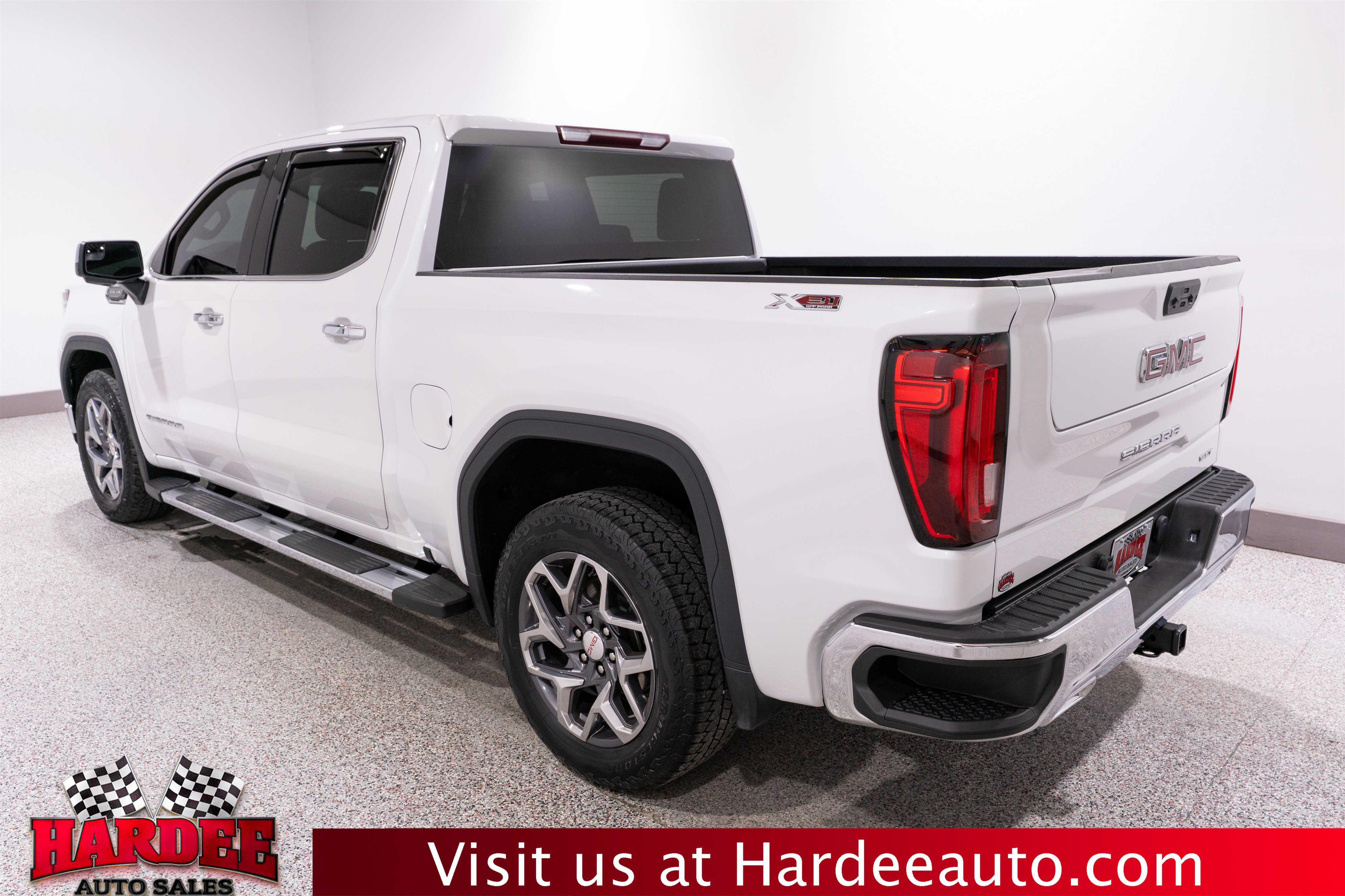 Used 2023 GMC Sierra 1500 SLT w/ SLT Premium Package AWD/4WD image 3