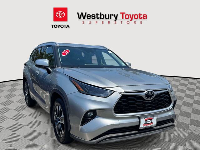 Used 2022 Toyota Highlander XLE AWD/4WD image 1