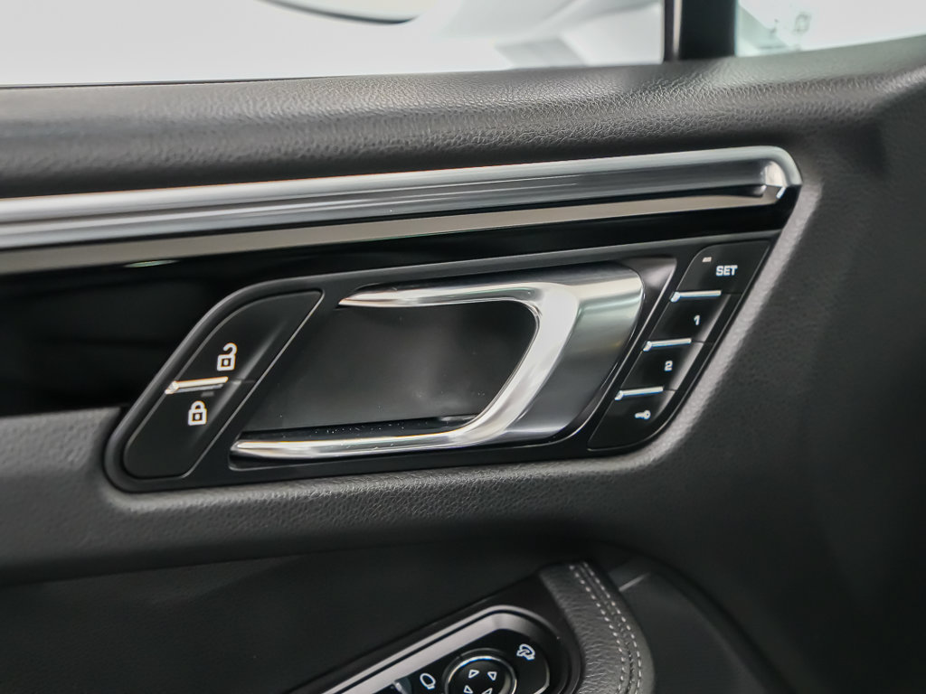 Certified 2024 Porsche Macan AWD/4WD image 19