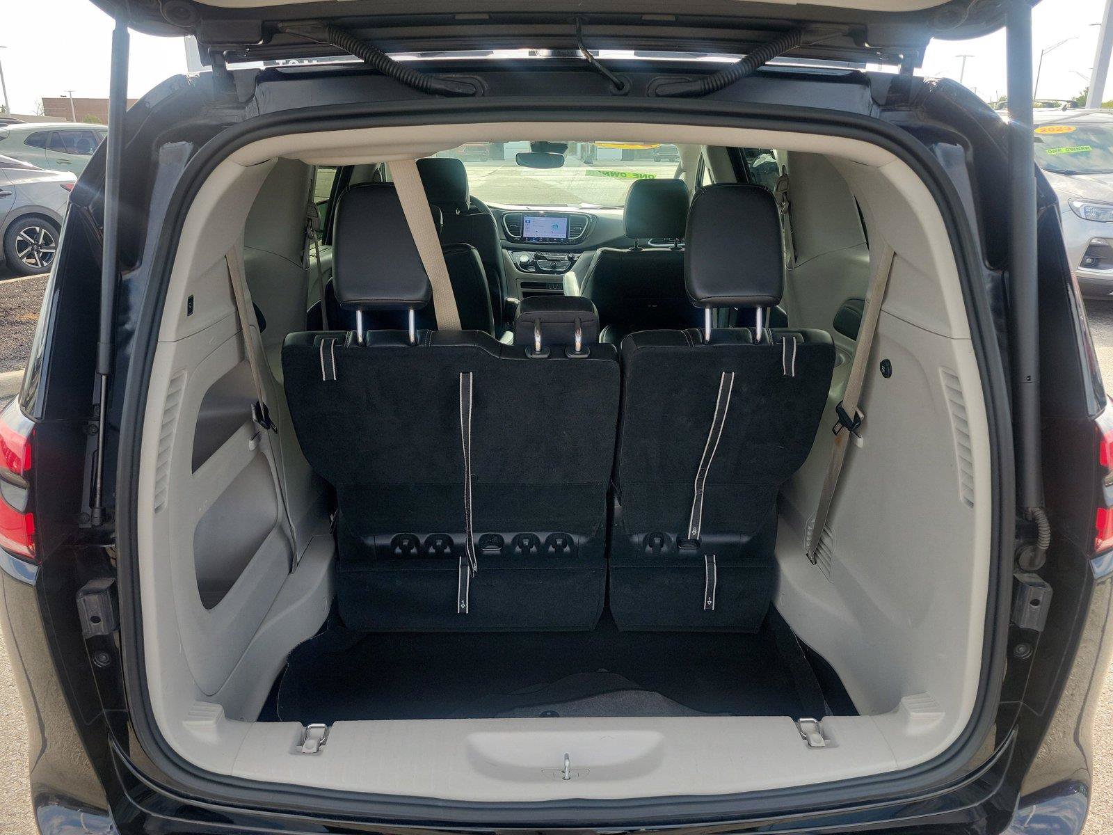 Used 2024 Chrysler Pacifica Touring-L FWD image 7