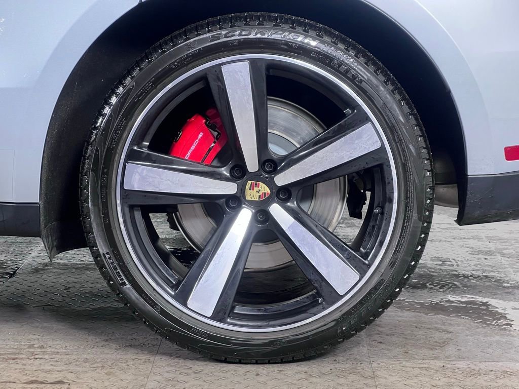 Certified 2024 Porsche Macan GTS image 12