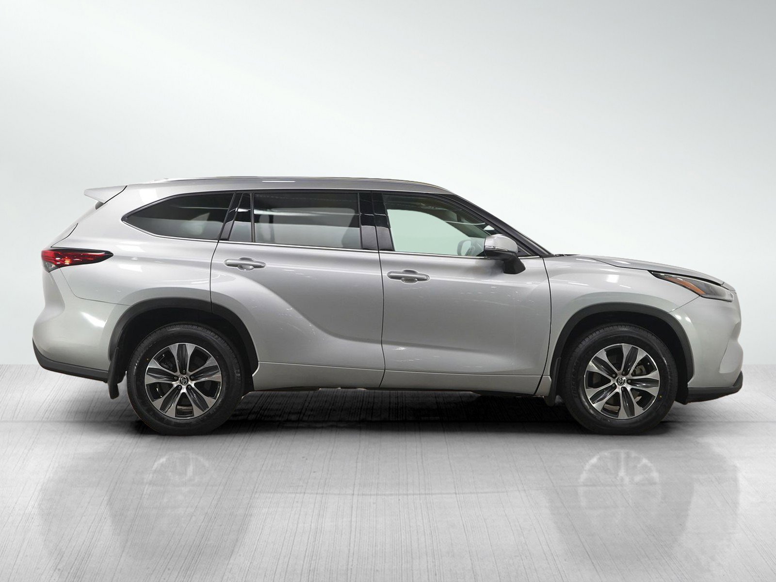 Used 2021 Toyota Highlander XLE image 6