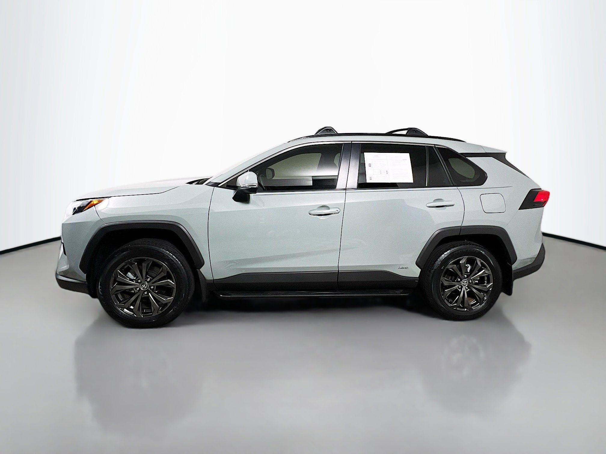 Used 2022 Toyota RAV4 XLE Premium image 9