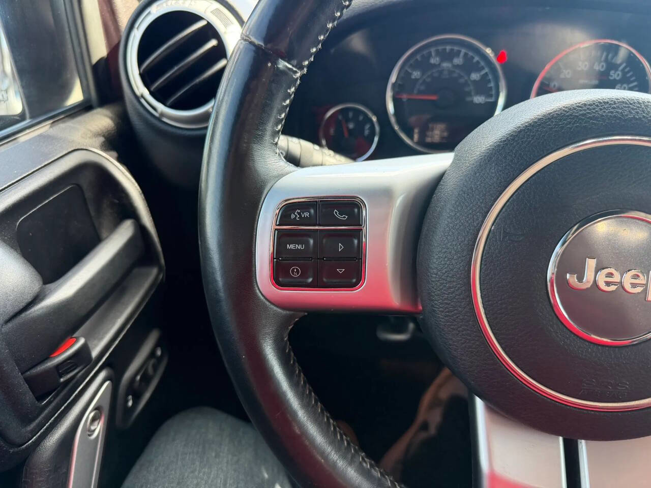 Used 2016 Jeep Wrangler Unlimited Rubicon image 36