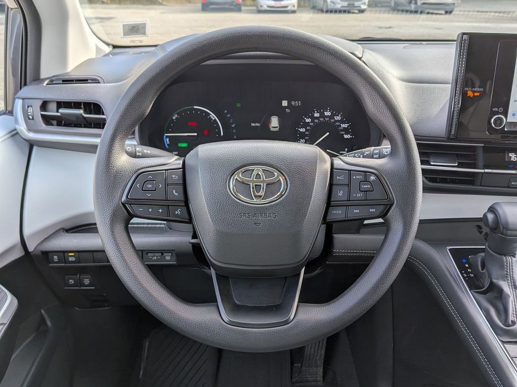 Used 2025 Toyota Sienna LE w/ LE Plus Package image 13