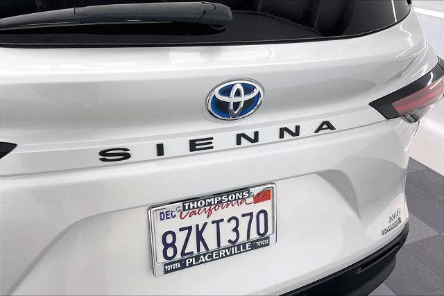 Used 2022 Toyota Sienna XLE w/ XLE Plus Package FWD image 32