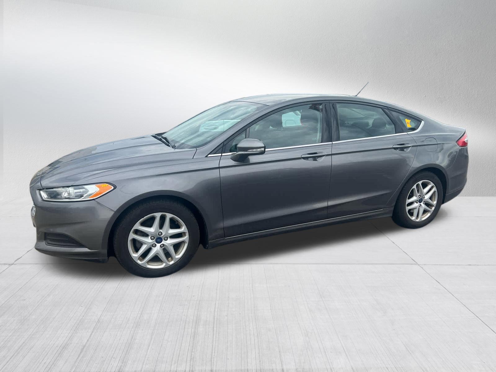 Used 2014 Ford Fusion SE FWD image 2