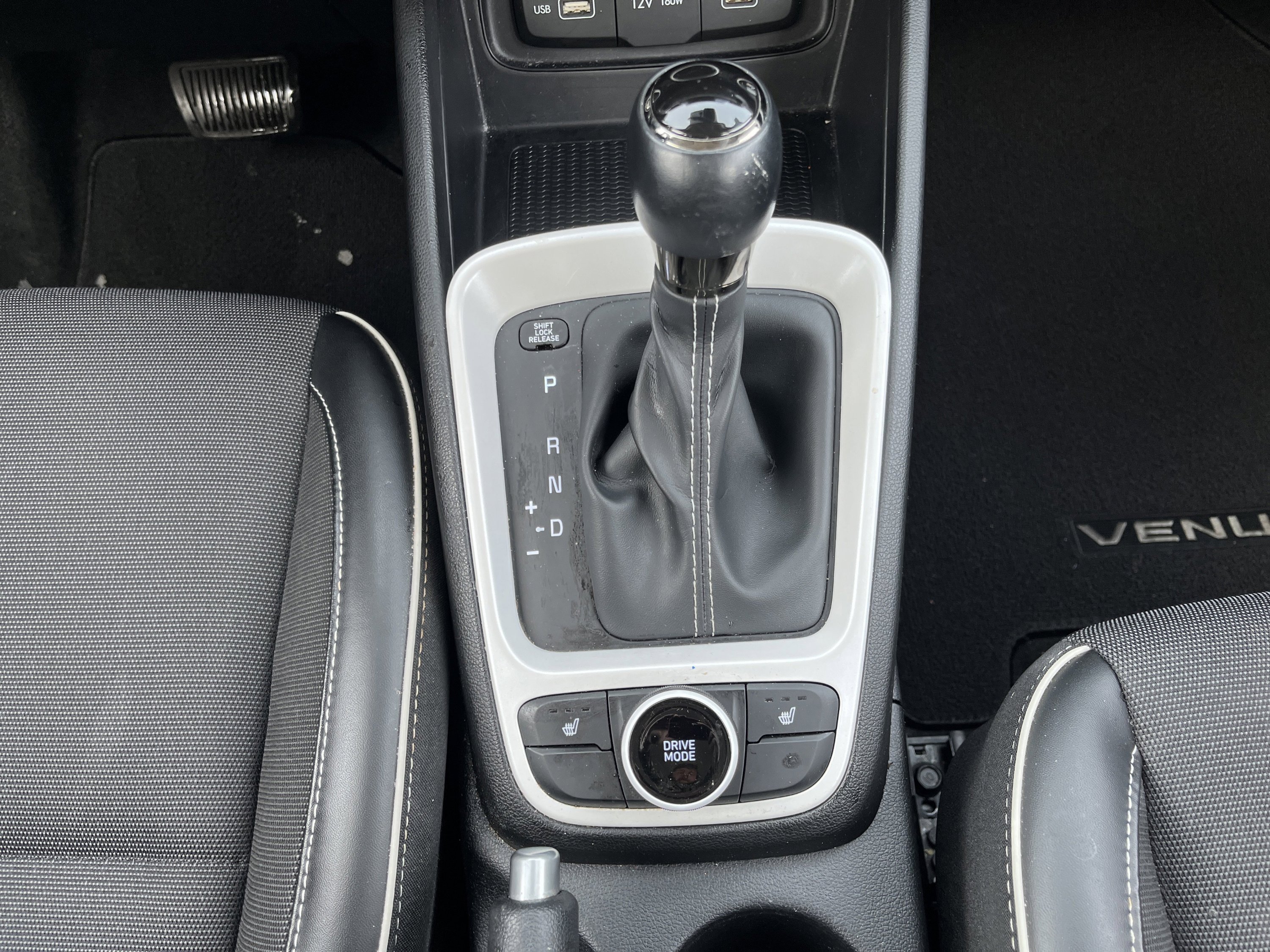 Used 2022 Hyundai Venue Limited FWD image 28