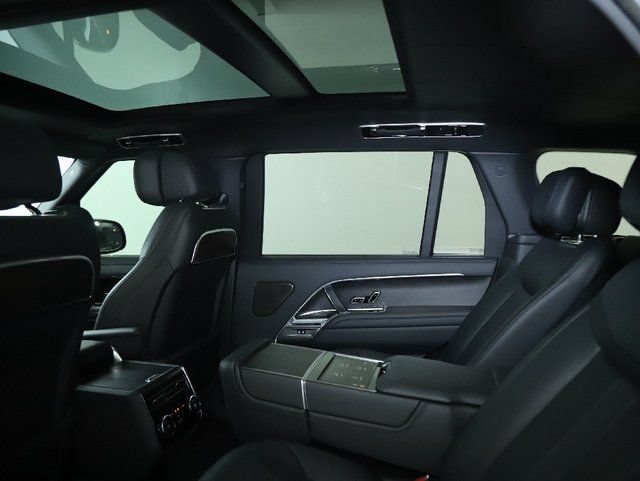 Certified 2025 Land Rover Range Rover Long Wheelbase Autobiography AWD/4WD image 19
