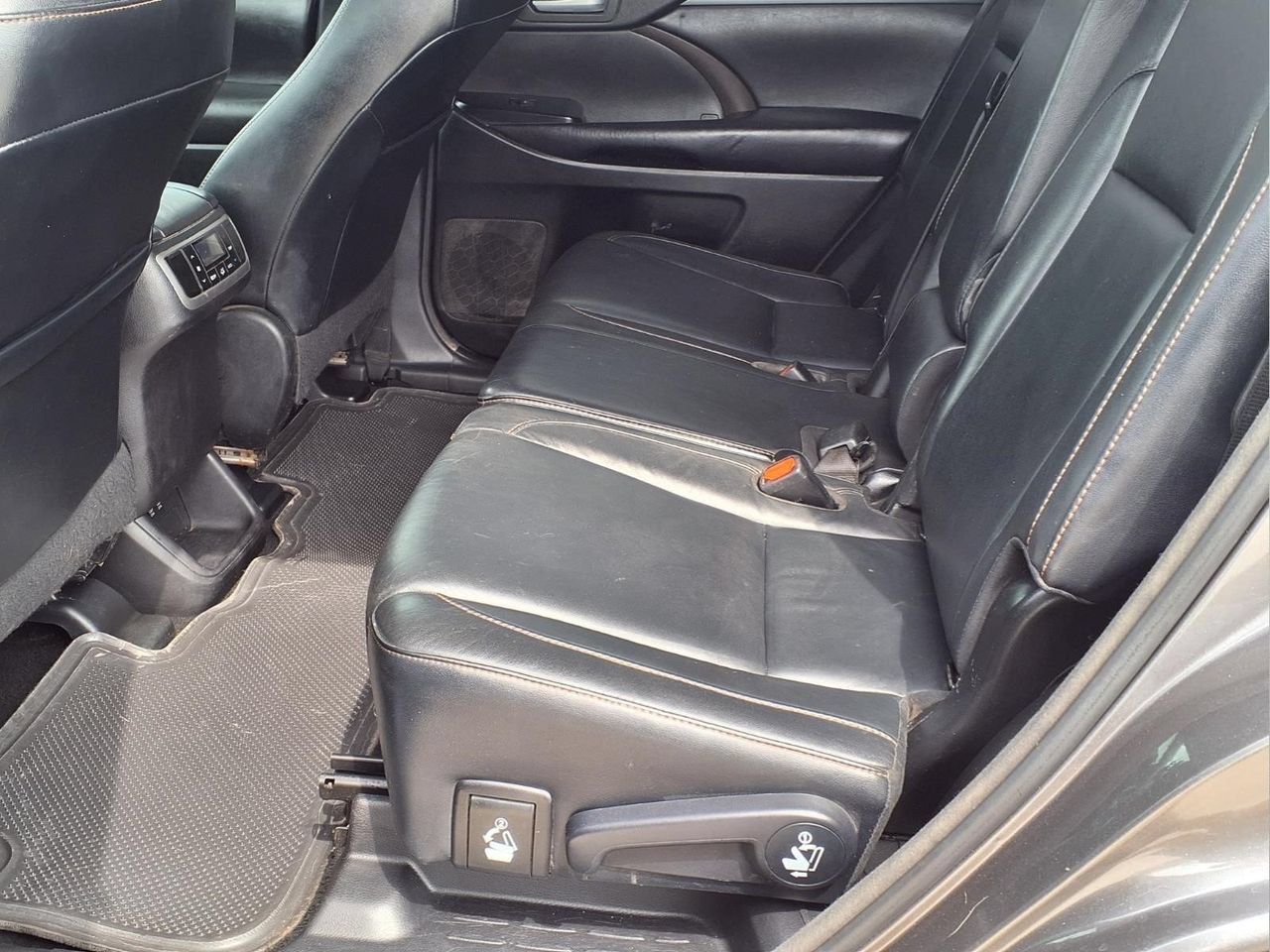 Used 2017 Toyota Highlander XLE FWD image 12