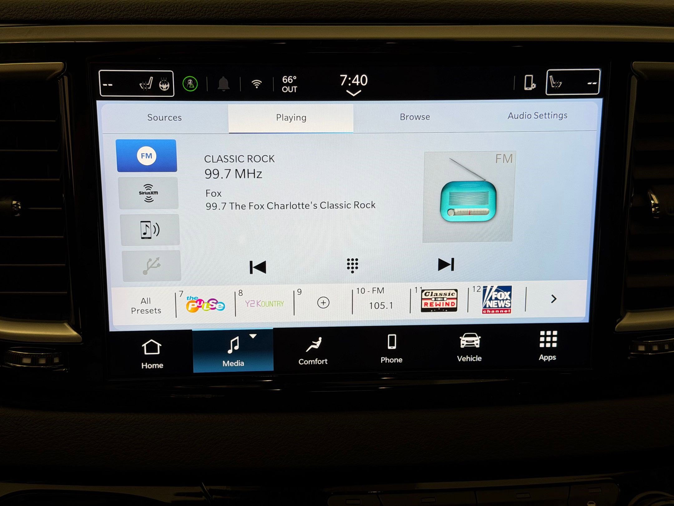 Used 2025 Chrysler Pacifica Select image 24