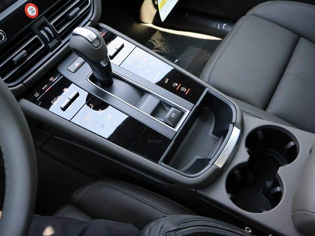 Certified 2025 Porsche Macan AWD/4WD image 24
