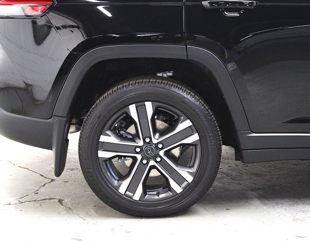 New 2027 Jeep Grand Cherokee Limited w/ MOPAR Finishing Package AWD/4WD image 36