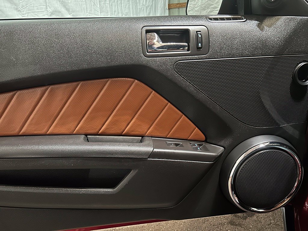 Used 2010 Ford Mustang Convertible RWD image 13