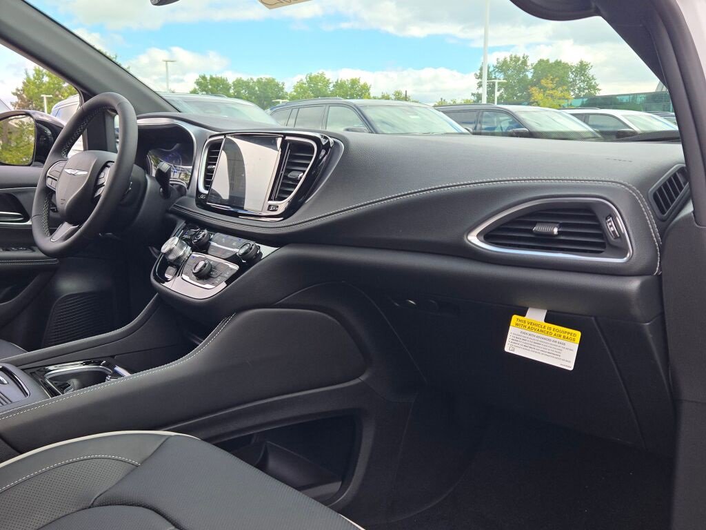 New 2026 Chrysler Pacifica Limited w/ S Appearance Package image 8