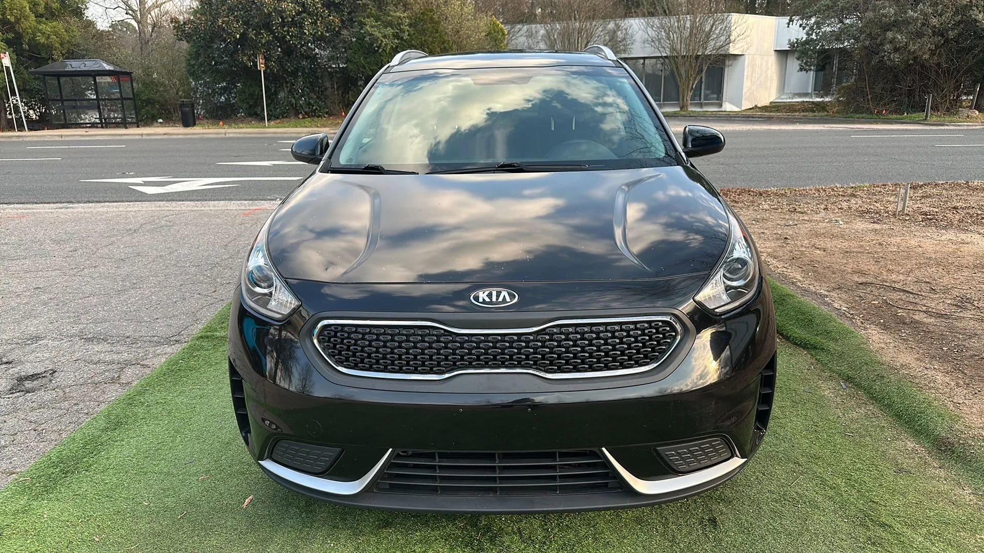 Used 2019 Kia Niro LX image 2