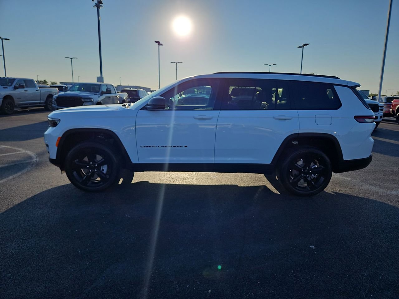 New 2025 Jeep Grand Cherokee L Laredo image 4