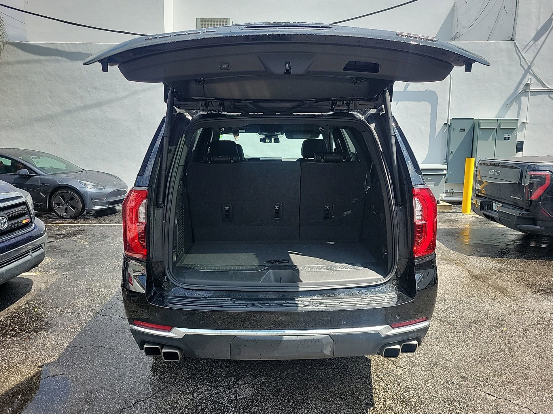 Used 2025 GMC Yukon Denali AWD/4WD image 15