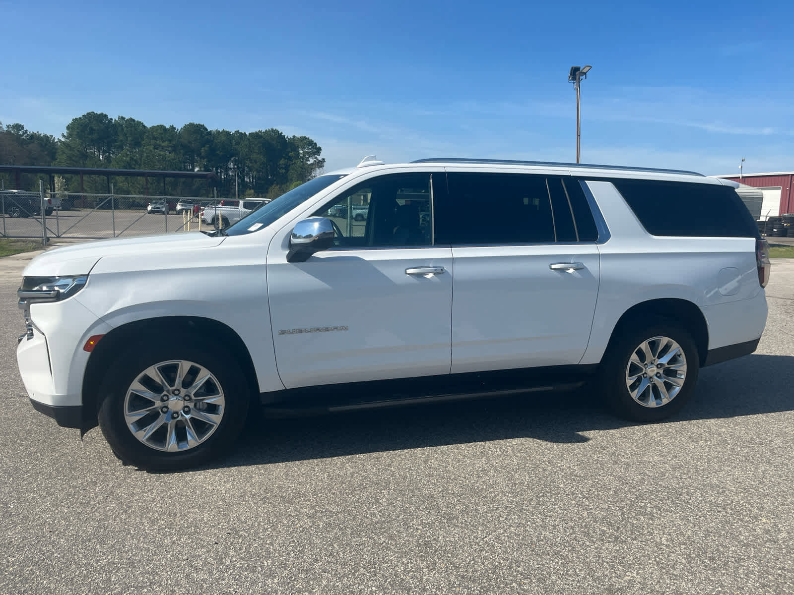 Used 2023 Chevrolet Suburban Premier image 2