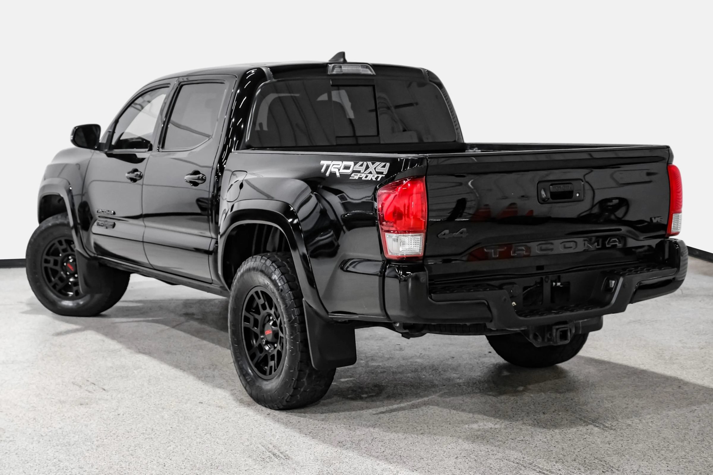 Used 2017 Toyota Tacoma TRD Sport w/ Premium & Technology Package AWD/4WD image 8