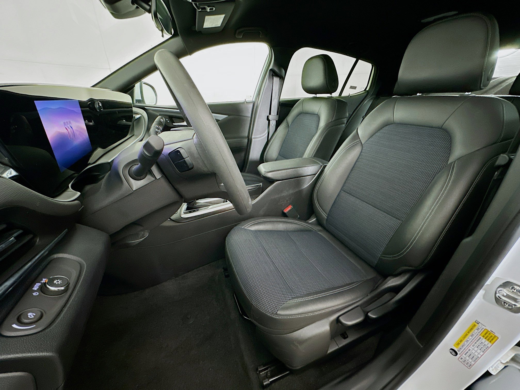 Used 2025 Buick Envista Preferred image 13