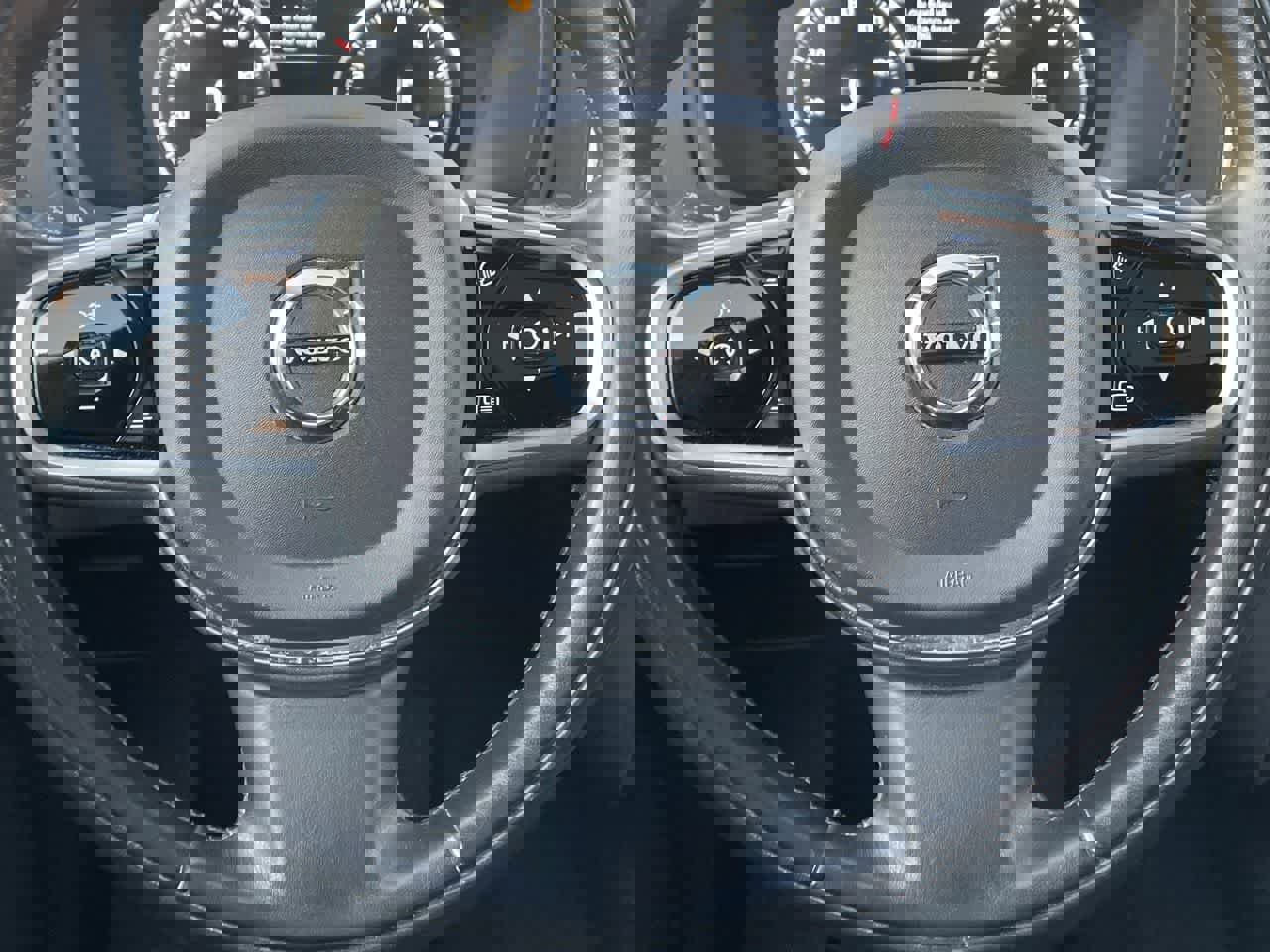 Used 2017 Volvo XC90 T6 Momentum w/ Vision Package image 10