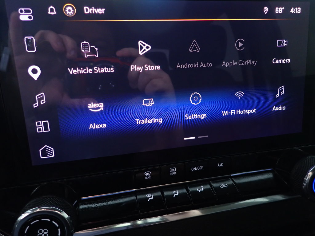 Used 2025 Chevrolet Colorado W/T AWD/4WD image 3