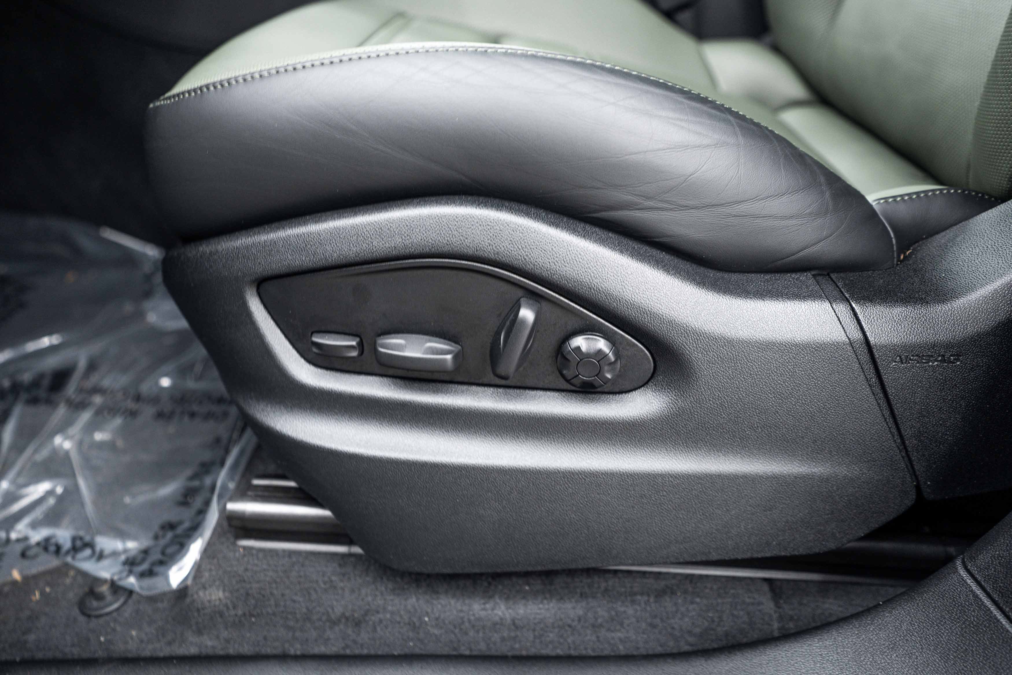Certified 2025 Porsche Cayenne E-Hybrid Coupe AWD/4WD image 24