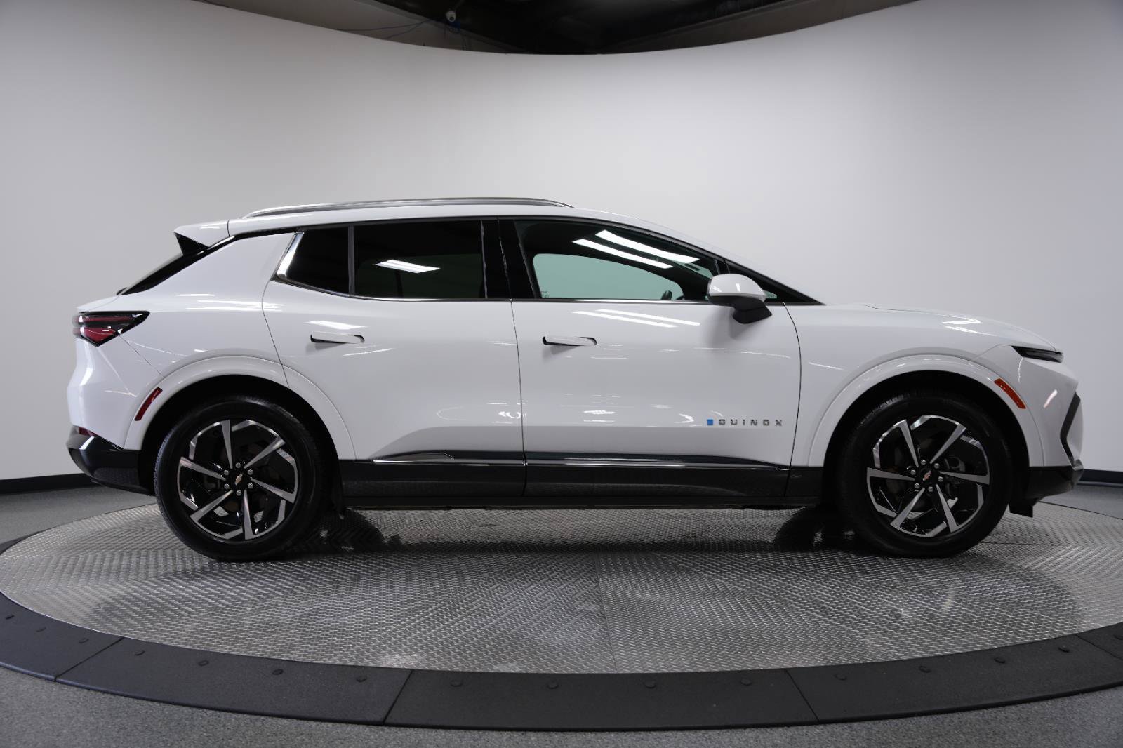 Used 2024 Chevrolet Equinox EV LT w/ LPO, Trailering Package FWD image 9