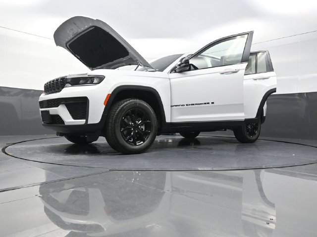 New 2026 Jeep Grand Cherokee Altitude AWD/4WD image 33