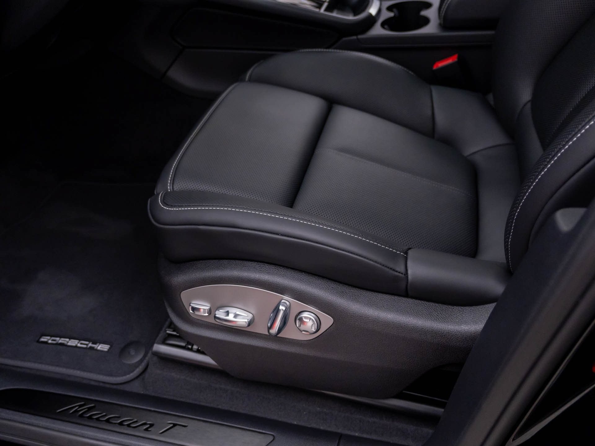New 2026 Porsche Macan Turbo AWD/4WD image 17