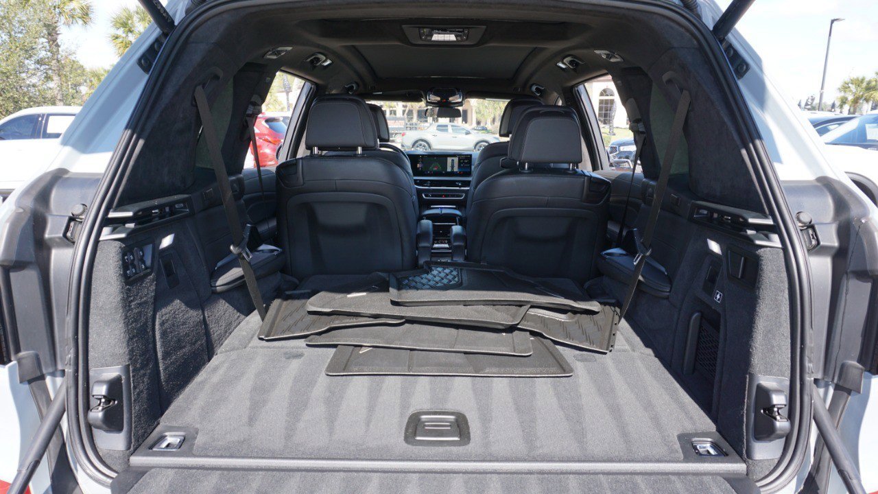 Used 2023 BMW X7 M60i w/ Executive Package image 36