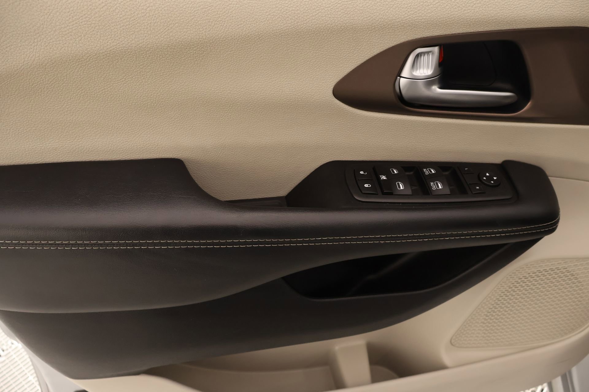 Used 2023 Chrysler Voyager LX image 16