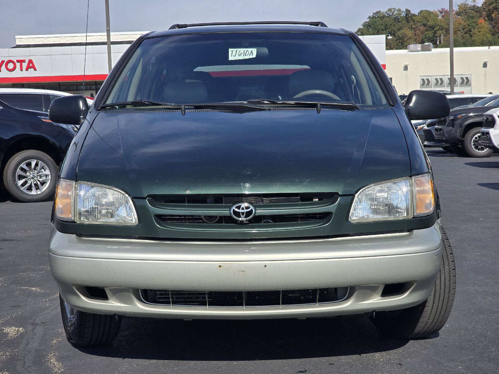 Used 2000 Toyota Sienna XLE FWD image 2