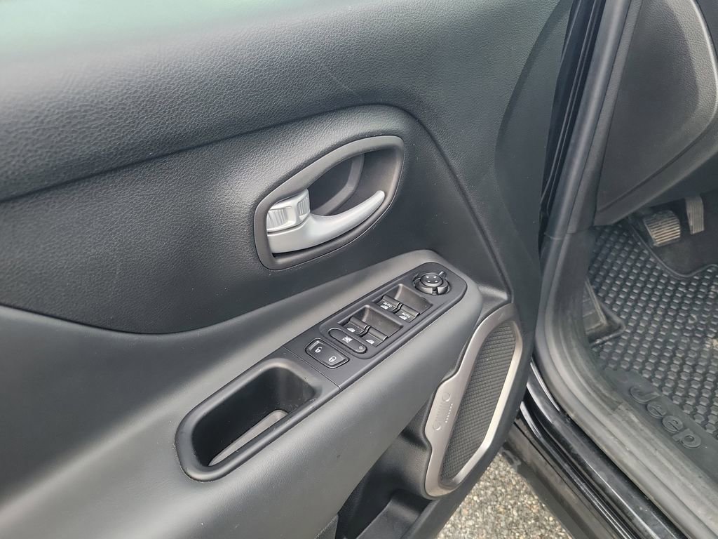 Used 2023 Jeep Renegade Latitude AWD/4WD image 12