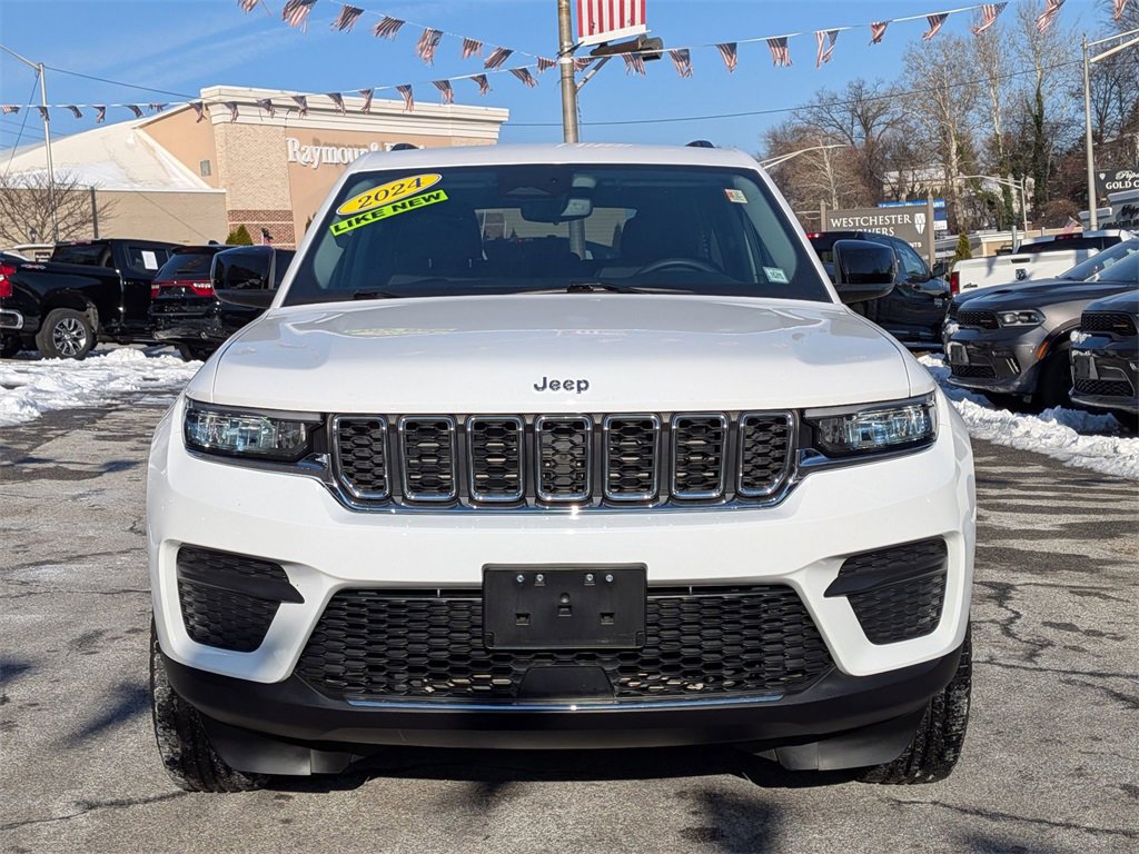 Used 2024 Jeep Grand Cherokee Laredo image 3