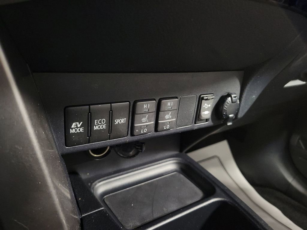 Used 2018 Toyota RAV4 Limited image 17