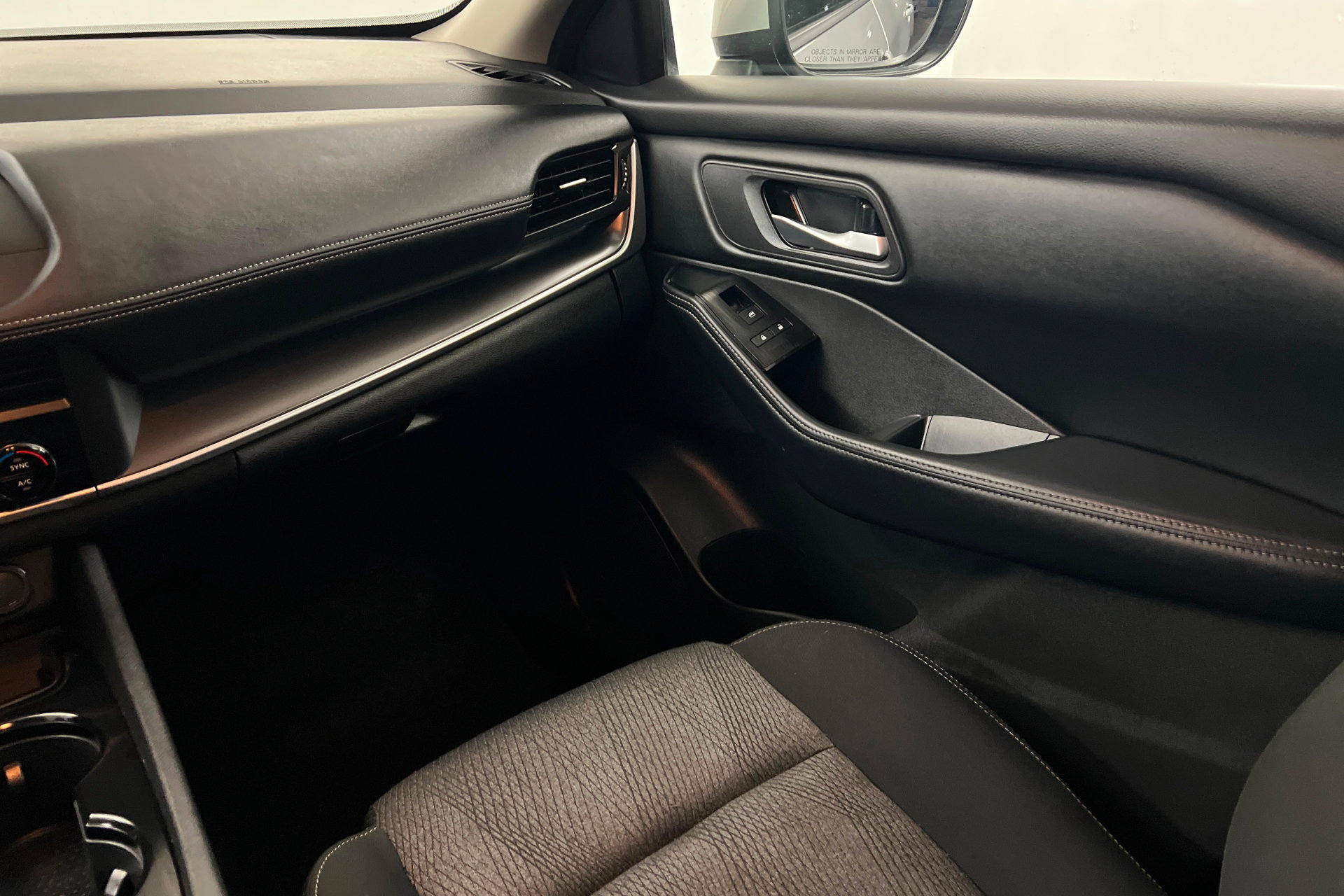Used 2025 Nissan Rogue SV AWD/4WD image 10