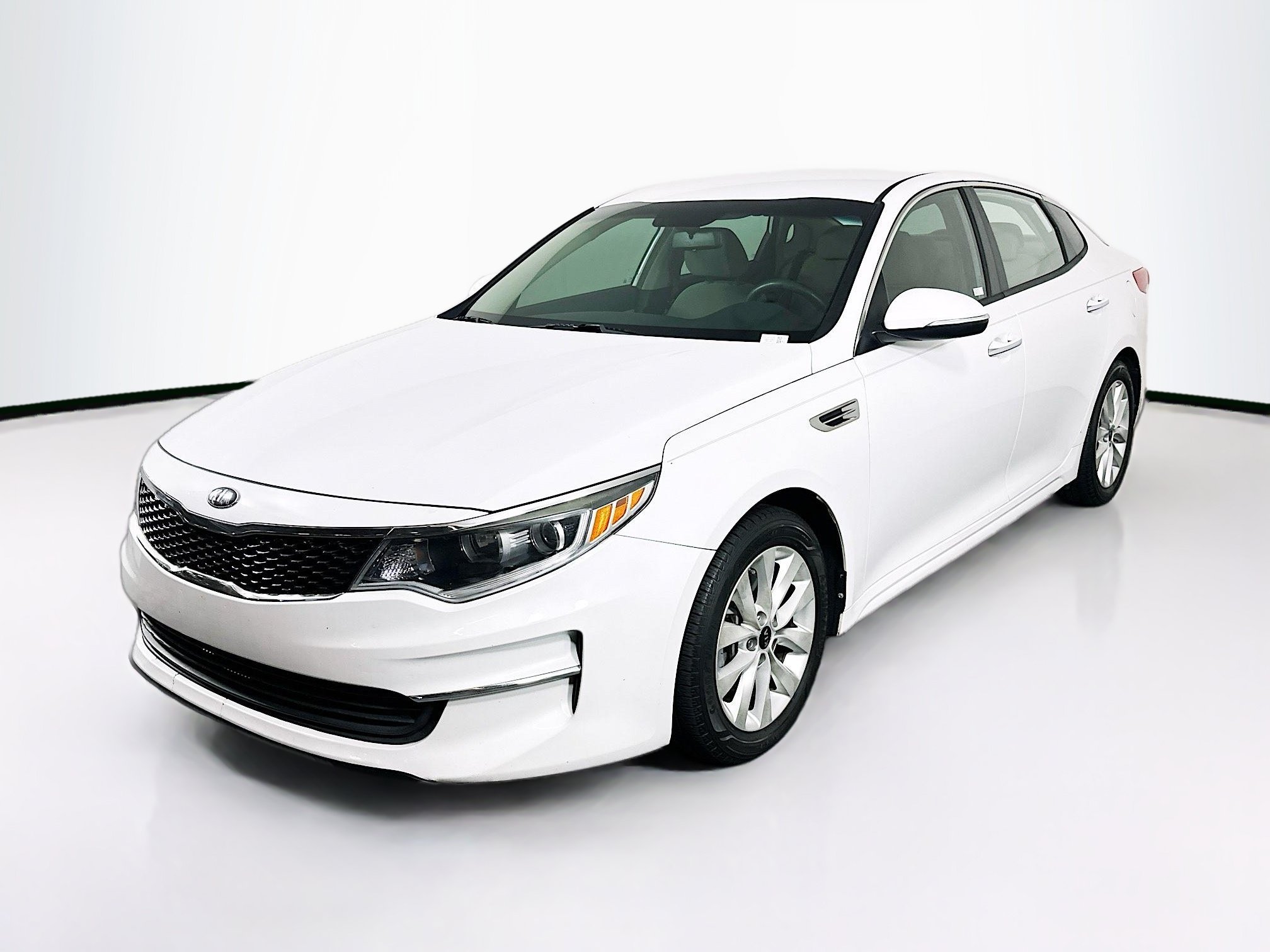 Used 2018 Kia Optima LX w/ 17" Alloy Wheels Package FWD image 3