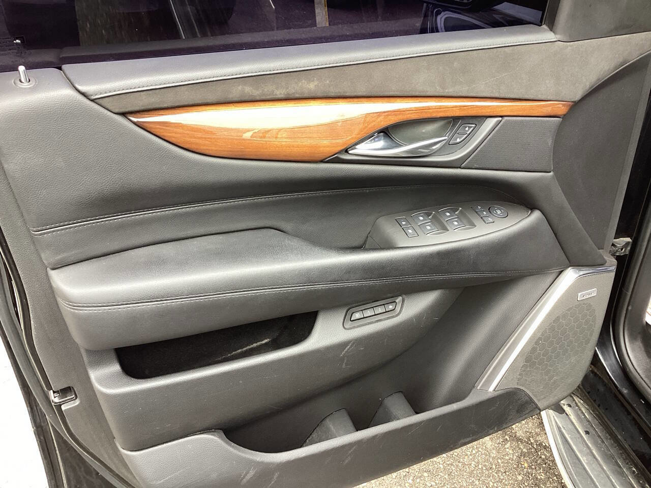 Used 2017 Cadillac Escalade ESV Luxury AWD/4WD image 21